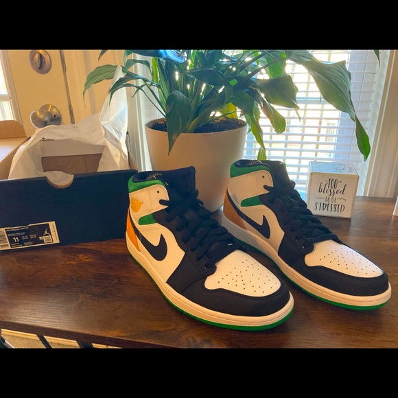 Jordan Other - *AUTHENTIC* AIR JORDAN 1 MID SE SIZE 11